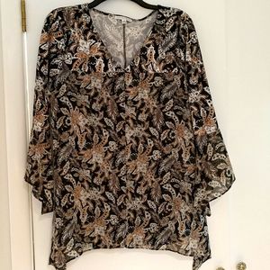 Notations flowy blouse with bell sleeve. (Medium)